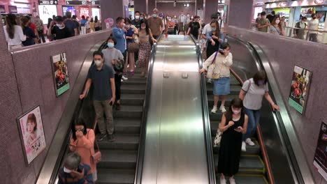 Hunderte-Von-Chinesischen-Pendlern-Fahren-Während-Der-Hauptverkehrszeit-In-Einer-überfüllten-U-Bahn-Station-In-Hongkong-Auf-Automatisch-Fahrenden-Rolltreppen