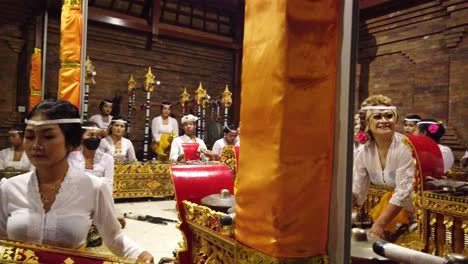 Templo-Hindú-Balinés-Hermosas-Mujeres-Interpretando-Gamelán-Tradición-Antigua-Parte-De-La-Expresión-Musical-Religiosa-Y-Artística-Entre-La-Gente-De-Bali,-Indonesia,-Viajes-Y-Turismo