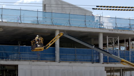 Trabajadores-De-La-Construcción-En-El-Levantamiento-De-La-Entrega-De-Mercancías