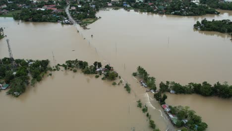 Un-Tifón-Inundó-Las-Tierras-De-Cultivo-Y-Las-Casas-De-Los-Residentes-Causando-Una-Calamidad