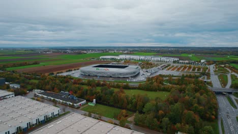 Vista-Aérea-Del-Estadio-Wwk-Arena,-Sede-Del-Fc-Augsburg,-Junto-A-La-Carretera-De-Doble-Calzada-B17