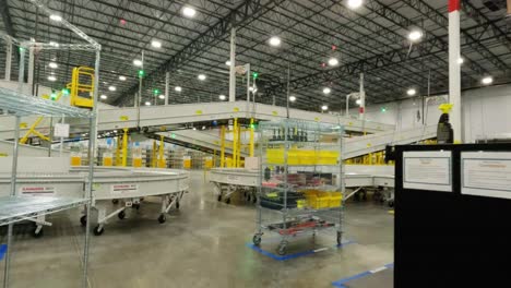 Sistema-De-Transporte-Dentro-Del-Centro-De-Entrega-De-Amazon-Listo-Para-Operar-Y-Comenzar-Negocios-En-Fort-Myers,-Florida,-Ee.uu.