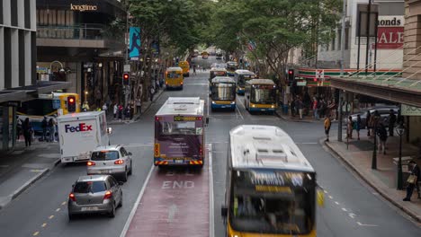 Toma-De-Lapso-De-Tiempo-De-La-Ciudad-De-Brisbane-De-Tráficos-Viales-Ocupados-En-La-Intersección-Entre-Edward-Y-Adelaide-Street,-Autobuses-Y-Automóviles-Cruzando-Y-Personas-Corriendo-En-El-Distrito-Central-De-Negocios