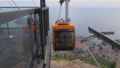 Seilbahn,-Die-Oben-In-Dubrovnik,-Kroatien,-Ankommt