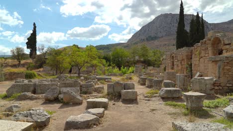 Vista-Panorámica-De-La-Tienda-Del-Oeste-En-La-Antigua-Corinto-Con-La-Montaña-Acrocorinto-En-Segundo-Plano