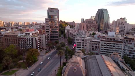 Nationales-Museum-Der-Schönen-Künste-Und-Innenstadtverkehr-In-Santiago-Chile-Luftdrohne-Fliegt-über-Dem-Stadtzentrum-Bei-Klarem-Himmellicht-Am-Nachmittag-über-Den-Andenkordilleren