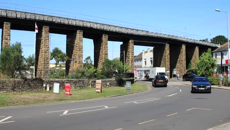 Popular-Puente-Ferroviario-Suspendido-Del-Viaducto-Hayle-Sobre-Una-Carretera-Muy-Transitada,-Inglaterra