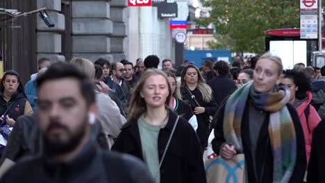 In-Zeitlupe-Laufen-Menschen-Tagsüber-Eine-Belebte-Straße-In-Oxford-Entlang