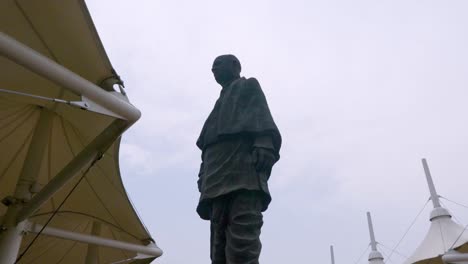 Estatua-De-La-Unidad-La-Estatua-Más-Alta-Del-Mundo-Con-Un-Cielo-Plano-Y-Brillante-En-El-Día-Desde-Un-ángulo-Diferente-Se-Toma-Un-Video-En-La-Estatua-De-La-Unidad-Vadodra-Gujrat-India-El-10-De-Julio-De-2022