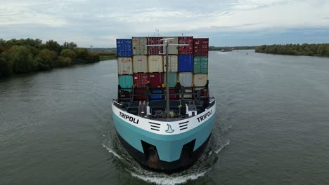 Zwijndrecht,-Belgien---23.-September-2022-Tripolis-Frachtschiff-Segeln-Auf-Der-Schelda-Handelscontainer-Import-export-geschäft