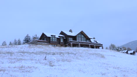 Mansión-En-Una-Colina-En-Bozeman-Montana-Durante-El-Invierno-De-2022-4k-60fps