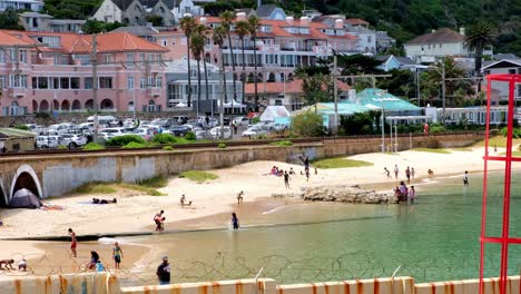 Gente-Nadando-En-La-Soleada-Bahía-De-Kalk-Ocean-Cape-Town-Coast-Beach-Sudáfrica