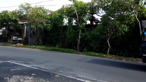 Carretera-De-Lapso-De-Tiempo-En-Bali-Indonesia-Pueblo-Local-Motos-Scooter,-Coches,-Gente-Gianyar-Regency,-Luz-Diurna,-Calle