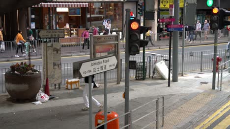 Personas-Cruzando-La-Calle-En-Johnston-Road-Y-Wan-Chai-Road