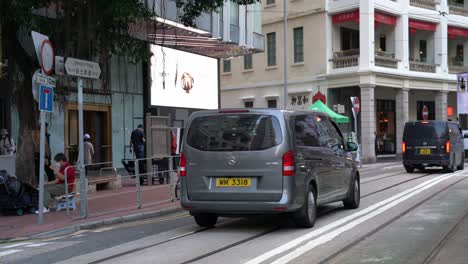 Carros-Y-Tranvías-Eléctricos-En-Una-Calle-Típica-Del-Centro-De-Hong-Kong