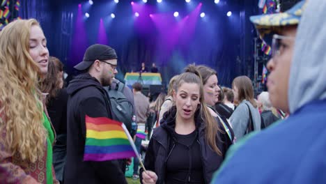 Mujeres-Bailando-Y-Cantando-En-El-Orgullo-De-Oslo-2022,-Escenario-Brillante-En-El-Fondo