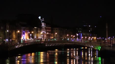 Toma-Amplia-Del-Puente-Feliz-En-La-Ciudad-De-Dublín-Con-Gente-Caminando-Sobre-él