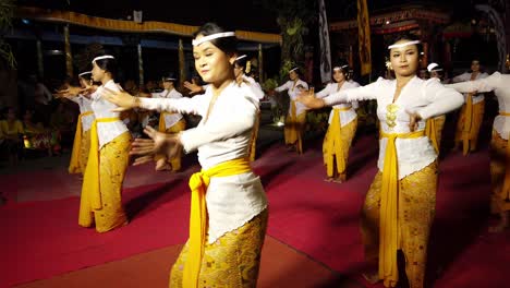 Hembras-Artísticas-Que-Realizan-Danzas-Religiosas-Antiguas,-Templo-Balinés-Tradición-Artística-Trajes-Decorativos-Parte-De-La-Mitología-Espiritual-Indonesia-Viajes-Y-Turismo