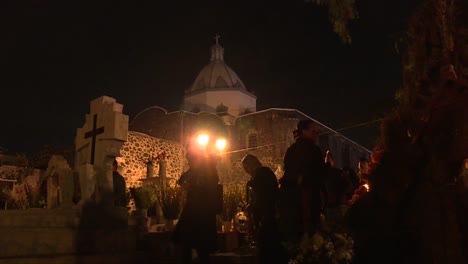 Toma-General-Del-Cementerio-Mexicano-De-Mixquic-Durante-La-Celebración-Del-Día-De-Los-Muertos