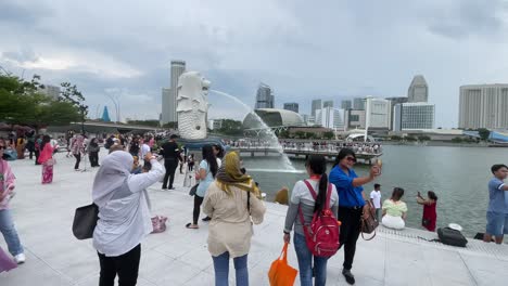 Gente-Tomando-Fotos-En-El-Parque-Merlion