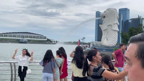 Los-Turistas-Posan-Y-Toman-Fotos-De-Marina-Bay-Sands-Y-El-Icónico-Hito-De-Singapur-Merlion