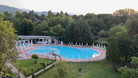 Morgenstimmung-Im-Park-Und-Am-Ruhigen-Pool-Des-Hotel-Hissar