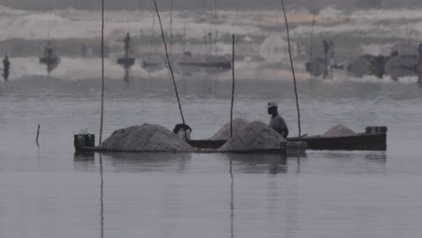 Una-Foto-De-Dos-Trabajadores-De-Extracción-De-Sal-En-El-Lago-Dakar,-Senegal