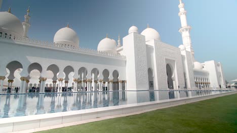 Right-Moving-Shot-Of-Sheikh-Zayed-Mosque-in-Abu-Dhabi