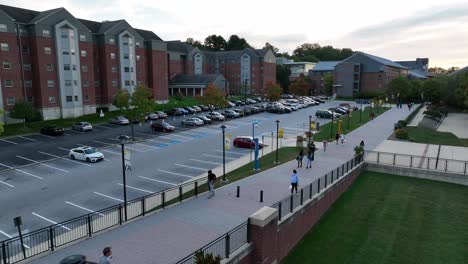 Estudiantes-De-La-Universidad-De-Towson-Caminan-Hacia-Los-Edificios-De-Dormitorios