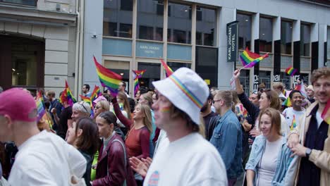 Multitud-Interminable-Marchando-Y-Ondeando-Banderas-Del-Arco-Iris-En-El-Centro-De-Oslo,-Orgullo-De-Oslo-2022