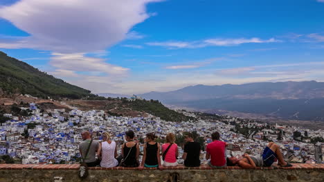 Viajeros-Mochileros-Admirando-La-Belleza-De-La-Ciudad-De-Chefchaouen-Azul-Lavado