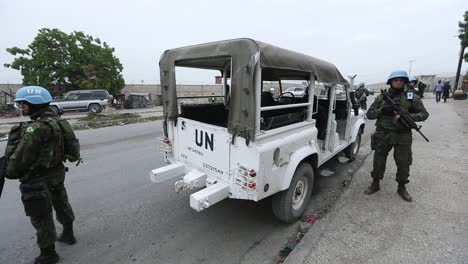 El-Personal-De-Mantenimiento-De-La-Paz-De-La-Onu-Vigila-Un-Landrover-Blanco-De-La-Onu-Estacionado-Al-Borde-De-La-Carretera