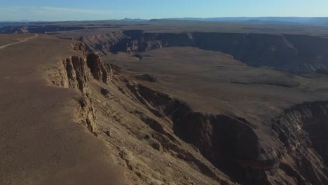 Drohnenaufnahme-Der-Fischflussschlucht-In-Namibia---Drohne-Steigt-Nahe-Dem-Rand-Der-Afrikanischen-Schlucht-Auf