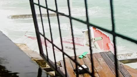 Barco-De-Pesca-Local-De-Madera-Que-Se-Rompió-En-Pedazos-Durante-Una-Tormenta-Repentina-Con-Olas-ásperas,-Caribe