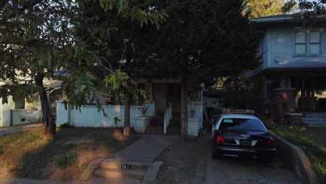 Shot-of-a-simple-police-house-downtown-of-Los-Angeles,-Georgia,-USA