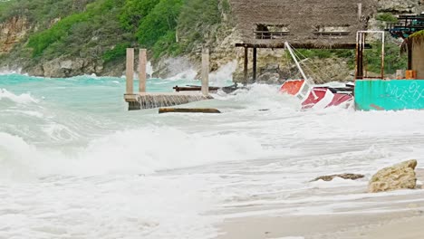 Lokales-Hölzernes-Fischerboot,-Das-Während-Eines-Plötzlichen-Sturms-Mit-Rauen-Wellen,-Karibik,-Ins-Land-Geschleudert-Wird