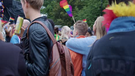 La-Gente-Baila-Y-Disfruta-Del-Orgullo-De-Oslo-2022-Con-Coloridos-Atuendos-Y-Banderas