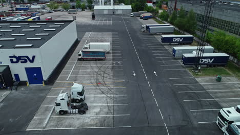 Imágenes-Aéreas-De-Un-Edificio-Y-Estacionamiento-De-La-Empresa-De-Transporte-Dsv-En-Riga,-Letonia