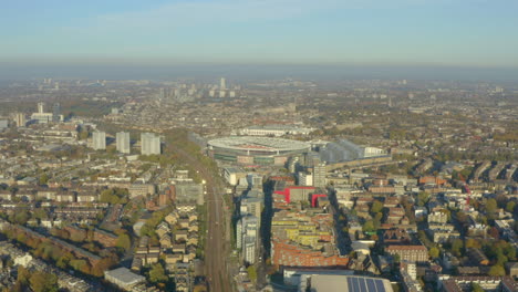 Toma-Aérea-Hacia-El-Estadio-Del-Arsenal-En-El-Norte-De-Londres