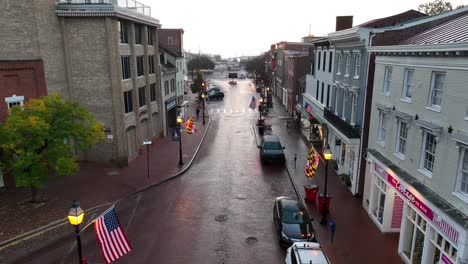 Escaparates-De-La-Calle-Principal-Y-Banderas-De-Md-De-Estados-Unidos-En-La-Histórica-Annapolis,-Maryland