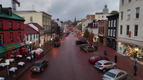 Toma-Aérea-De-La-Calle-Principal-En-El-Centro-Histórico-De-Annapolis,-Maryland