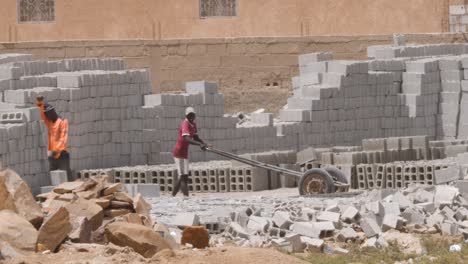 Zwei-Arbeiter-In-Einer-Kleinen-Und-Typischen-Ziegelfabrik-In-Nouakchott,-Mauretanien