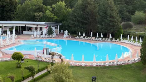 Morgenstimmung-Im-Park-Und-Am-Ruhigen-Pool-Des-Hotel-Hissar