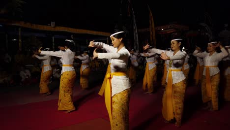 Bali-Temple-Dancers-Performing,-Balinese-Girls-Offering-to-the-Gods,-Culture-Art-in-Indonesian-Hindu-Ceremony,-Travel-and-Tourism-in-South-East-Asia-in-Beautiful-Traditional-Clothes