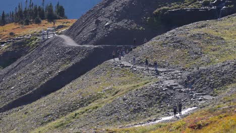 Wanderer-Auf-Dem-Hidden-Lake-Trail-Finden-Die-Spitze-Des-Logans-Pass-Im-Glacier-National-Park