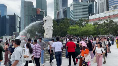 Los-Turistas-Toman-Fotos-En-El-Parque-Merlion-Con-Vista-A-La-Bahía-Marina-Durante-La-Fase-Endémica-En-Singapur