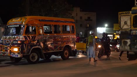 Ein-Nächtlicher-Schuss-Eines-Kreuzes-In-Der-Stadt-Dakar,-Senegal