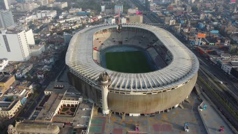 Video-De-Drone-4k,-Orbitando-Alrededor-Del-Estadio-Nacional-De-Perú