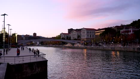 Puente-Pedro-Arrupe-Zubia-Sobre-El-Rio-Nervion-Y-Universidad-Deusto-A-La-Derecha,-Plano-Amplio