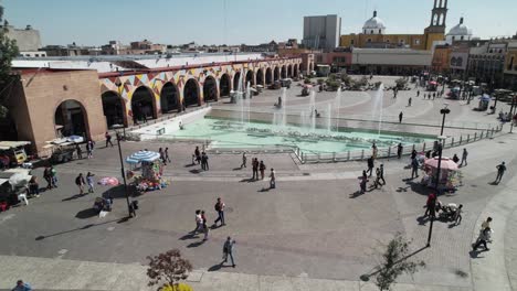 Luftaufnahme-Von-Menschen,-Die-Im-Hauptgarten-Der-Irapuato-tanzbrunnen-Spazieren-Gehen